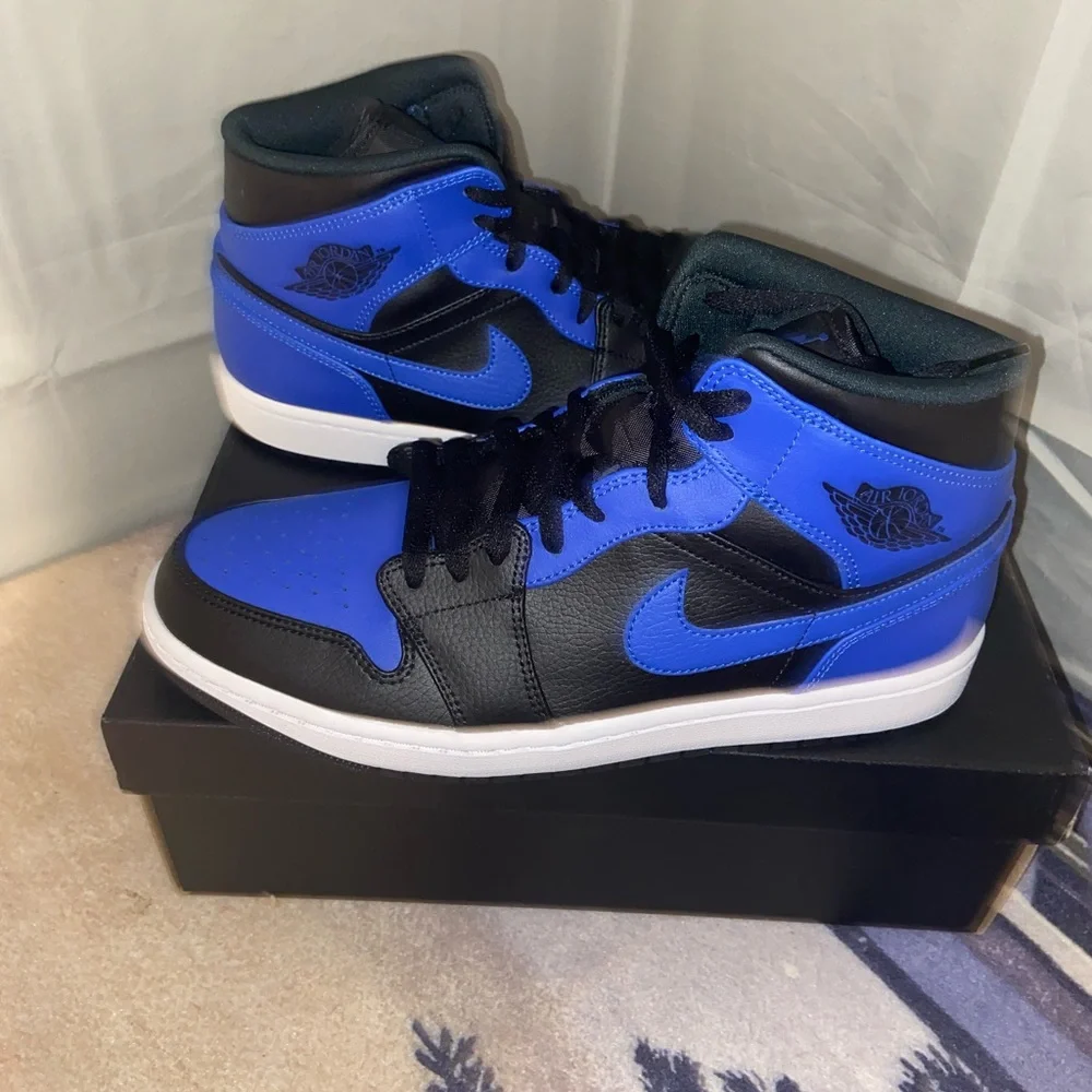 Size:10.5 Jordan 1 Mid hyper Royal tumbled leather - Picture 5 of 5